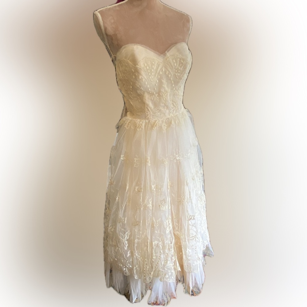 Ivory Embroidered Strapless Tulle and Lace Wedding Dress VINTAGE